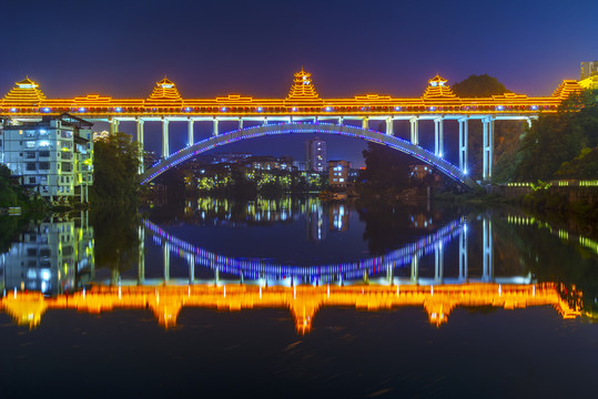 三江风雨桥夜景