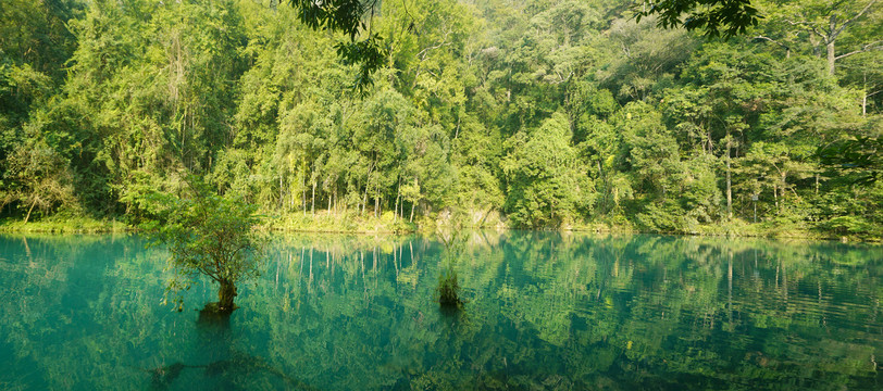 荔波小七孔卧龙潭青山绿水全景