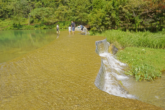 荔波小七孔上己定湖亲水栈道