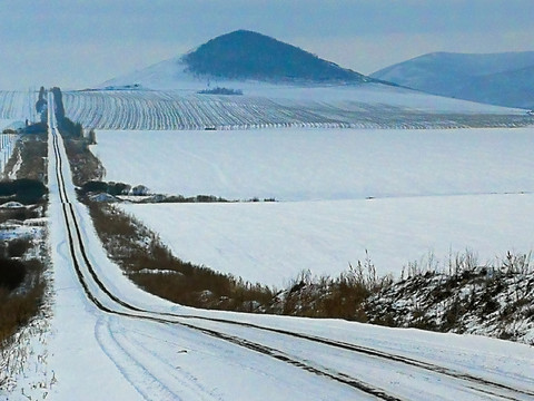 积雪的道路和远山