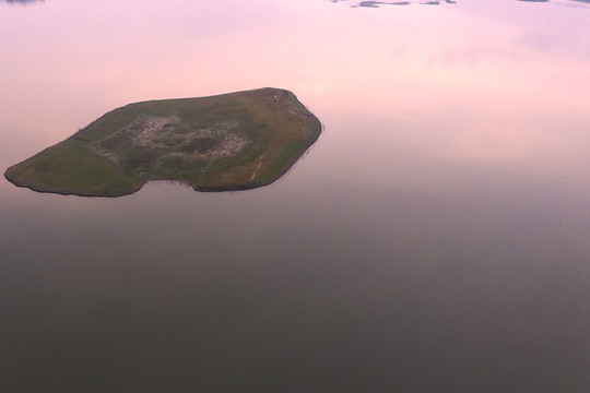 水面晚霞小岛