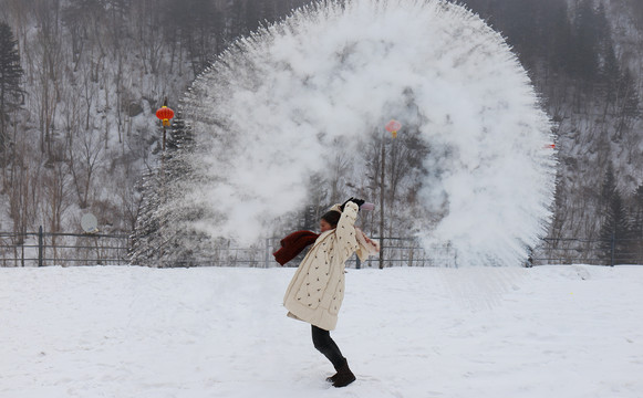 雪乡泼水成冰