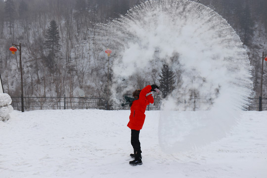 雪乡泼水成冰