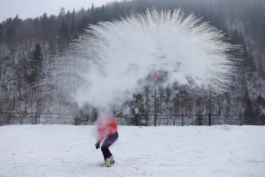 雪乡泼水成冰