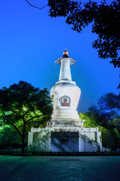 瘦西湖白塔夜景