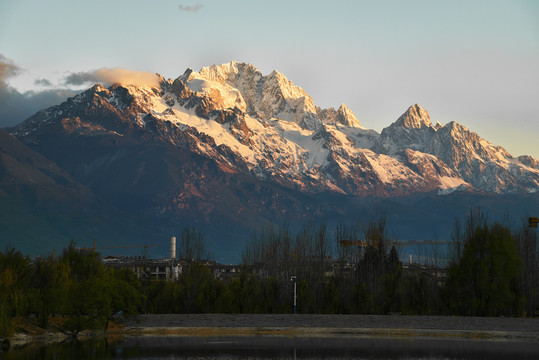 丽江清溪水库玉龙雪山日照金山