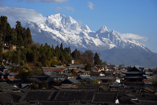 云南丽江大研古城雪山风光