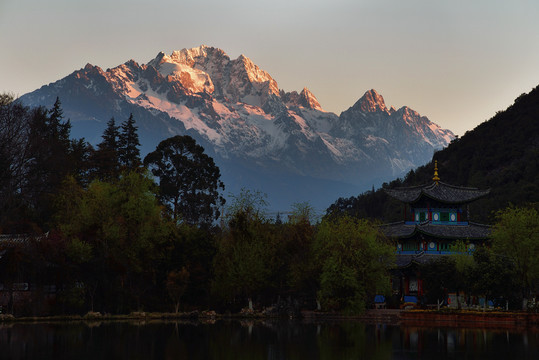 云南丽江黑龙潭玉龙雪山日照金山