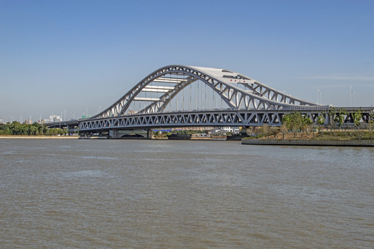 运河边的大桥