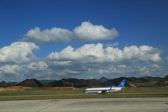 蓝天白云和飞机和贵州