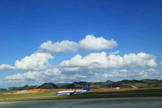 蓝天白云和飞机和贵州