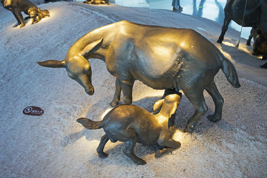 动物哺乳雕塑