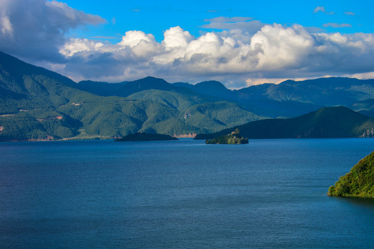 泸沽湖黑娃俄岛蛇岛风光