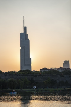 夕阳下的紫峰大厦