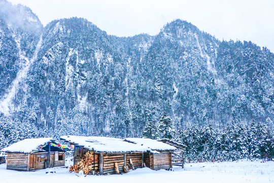 山间雪中小木屋