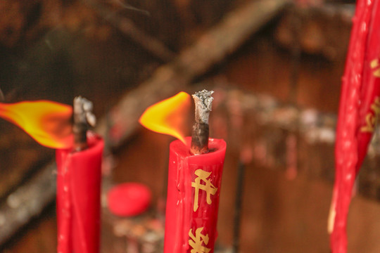 寺庙燃烧的红蜡烛