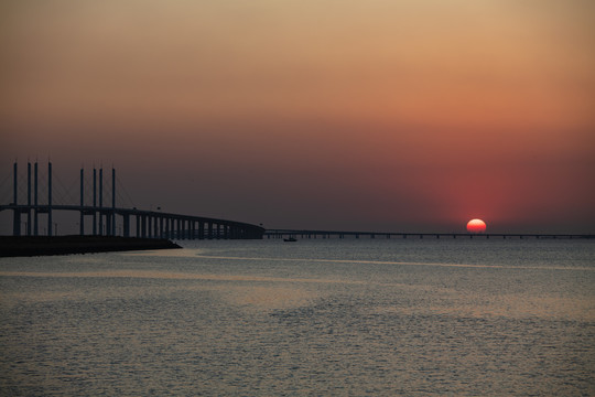 晚霞中的青岛胶州湾跨海大桥