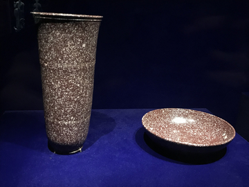 斑岩花瓶和碗