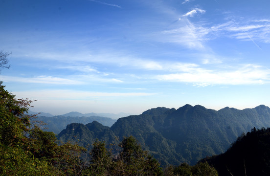 山峰蓝天