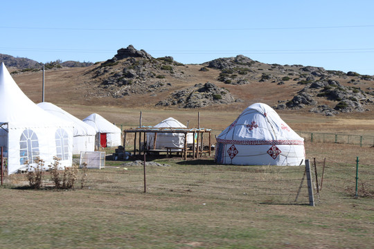 新疆草原上的蒙古包