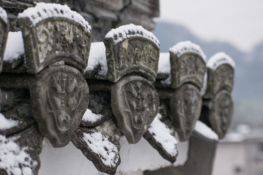 屋檐积雪