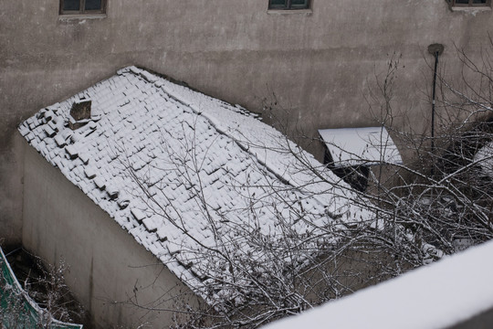 屋檐积雪