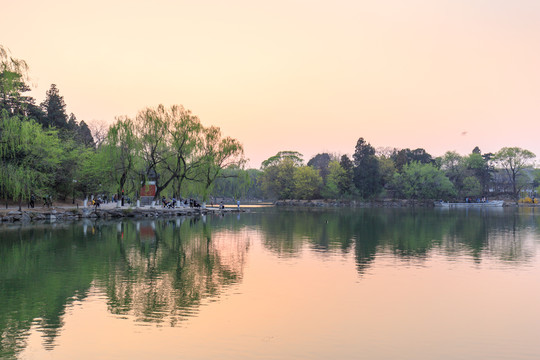 北大校园未名湖慈济寺山门石舫