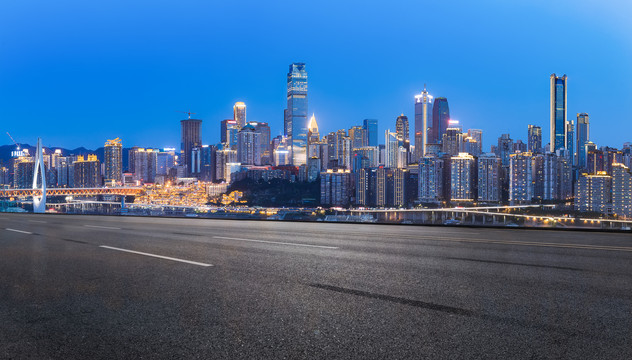 空旷无人道路和重庆天际线夜景