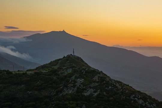 崇山峻岭