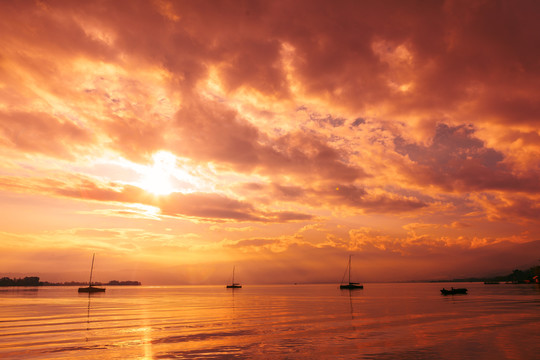 夕阳下的邛海