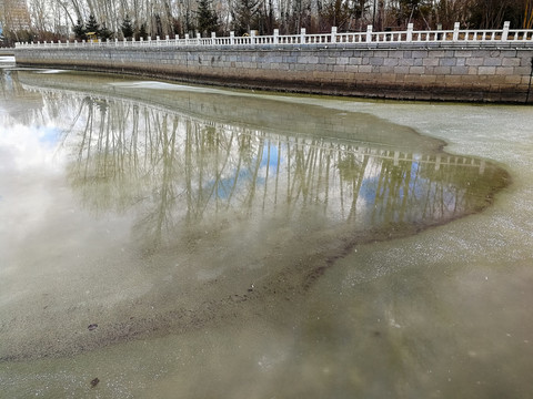 冰雪小河与护河堤