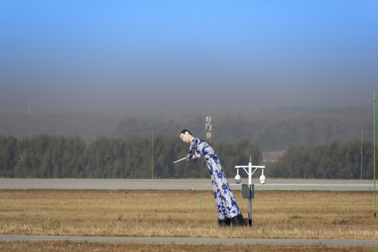 空军机场驱鸟人