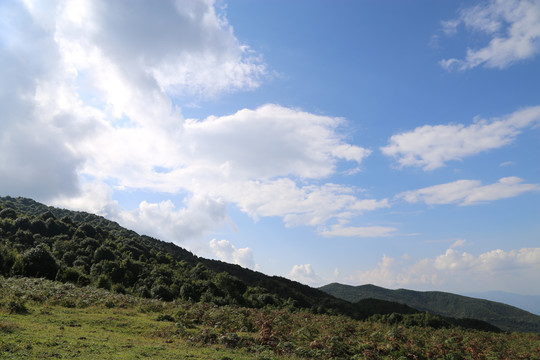 蓝天白云大山层峦叠嶂