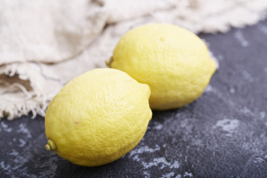 两个黄柠檬