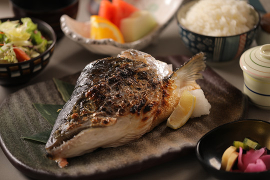 魚頭定食