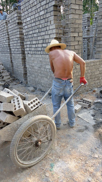 建筑工地农民工拖砖劳动