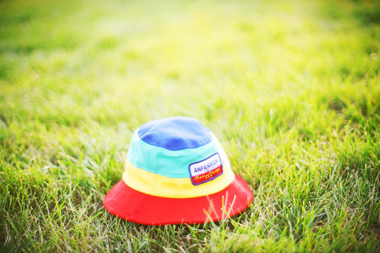 草地上的宝宝帽子