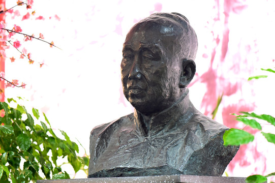 吴昌硕雕像