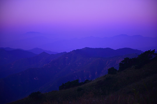 黎明时的山川