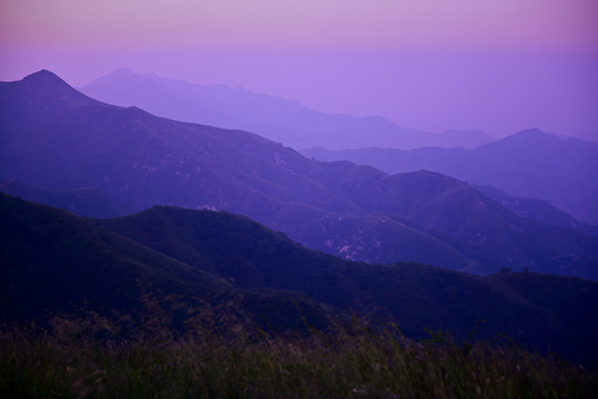 黎明时的山川