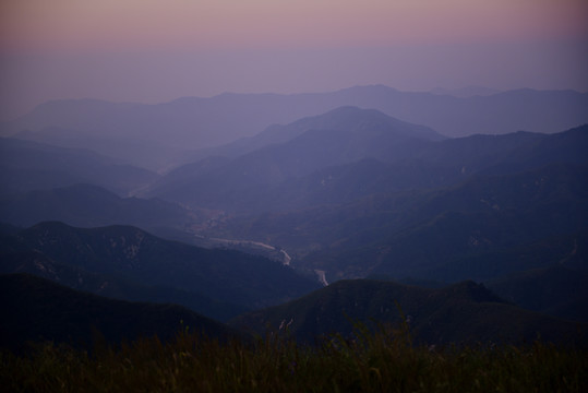 黎明时的山川