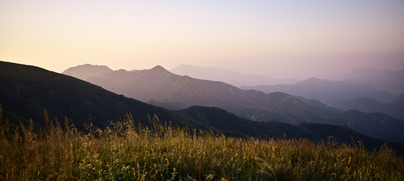 黎明时的山川