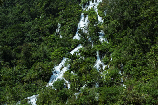 山间瀑布