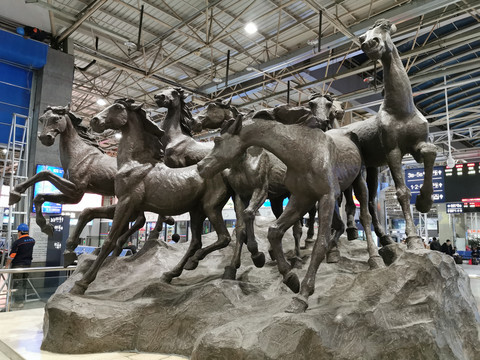 八匹马马群雕塑