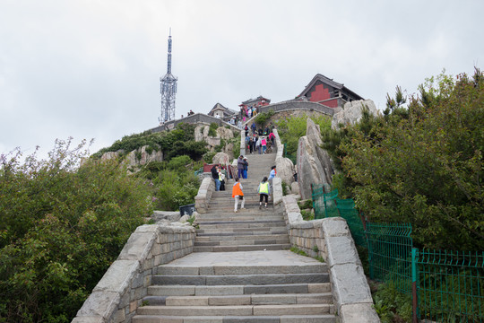 通向泰山玉皇顶的石阶