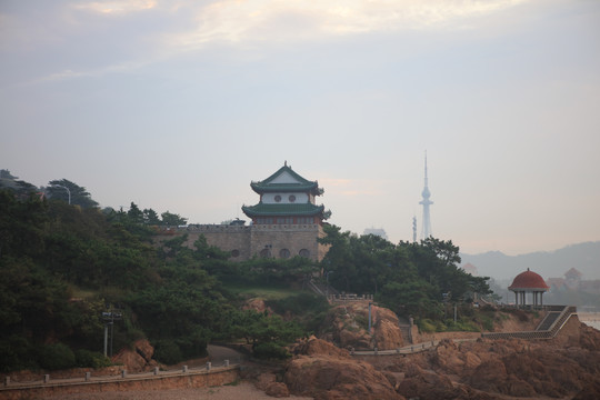 朝霞中的青岛海滨风光