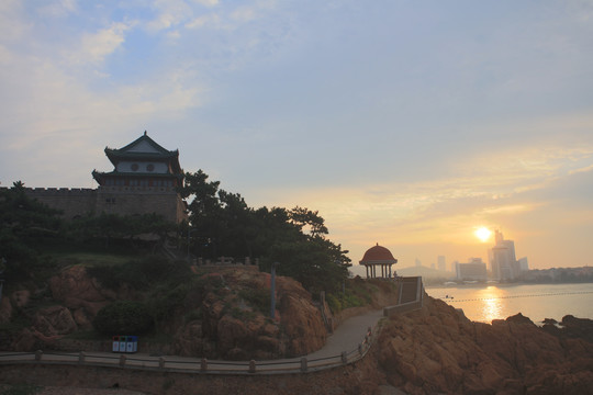 朝霞中的青岛海滨风光