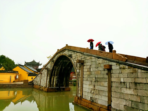 雨中古桥