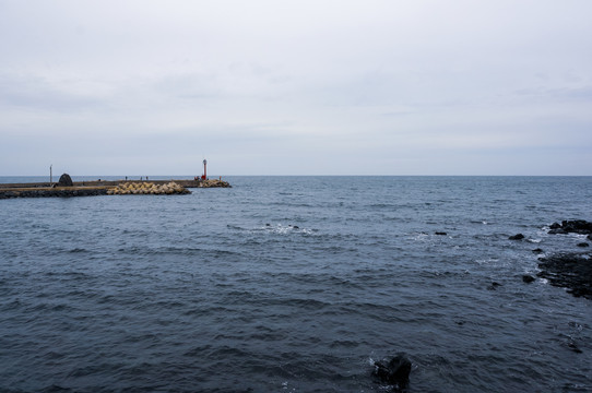 济州岛海边的灯塔