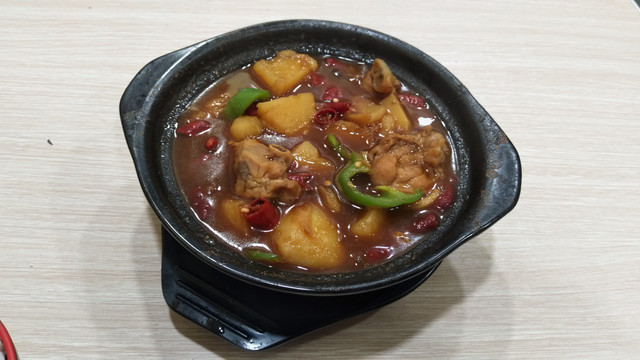 鸡肉炖土豆